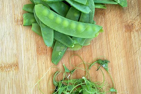 腊肠炒荷兰豆的做法图解2