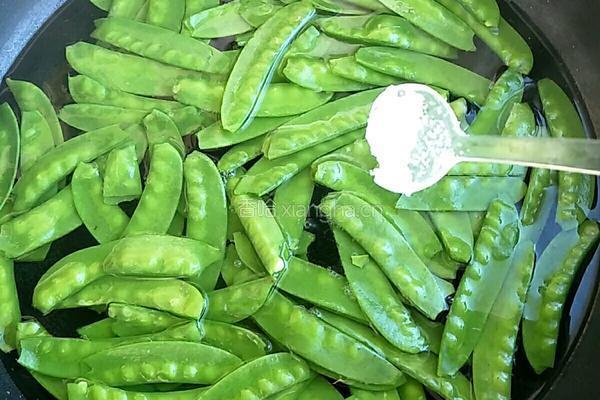 腊肠炒荷兰豆的做法图解6