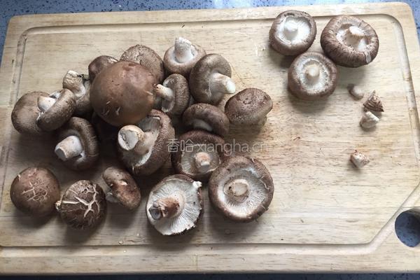 荠菜香菇馄饨的做法图解4