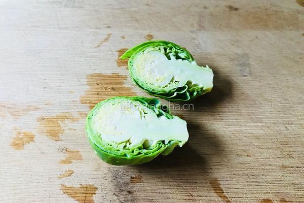 蒜蓉腊肉香炒抱子甘蓝(Brussels Sprouts）的做法图解3