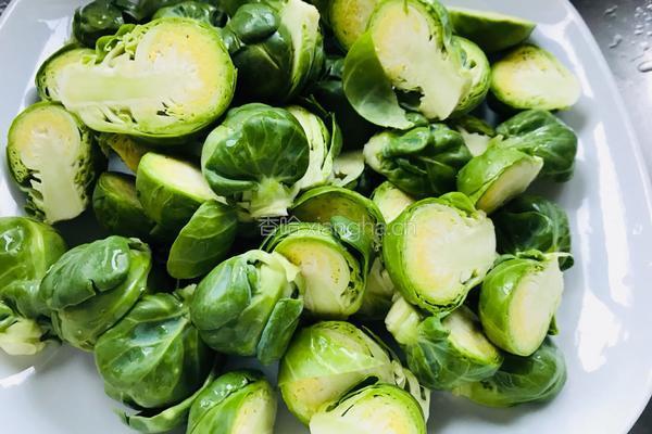 蒜蓉腊肉香炒抱子甘蓝(Brussels Sprouts）的做法图解4