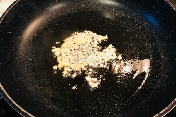 蒜蓉腊肉香炒抱子甘蓝(Brussels Sprouts）的做法图解6