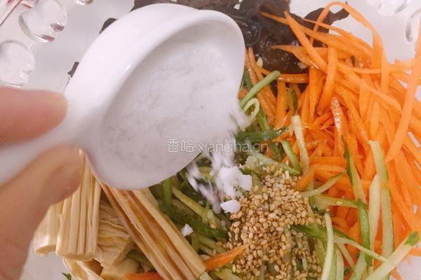 凉拌木耳腐竹的做法图解11