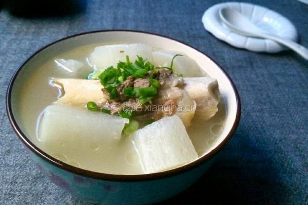 白萝卜炖筒子骨汤的做法图解1