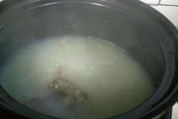白萝卜炖筒子骨汤的做法图解6
