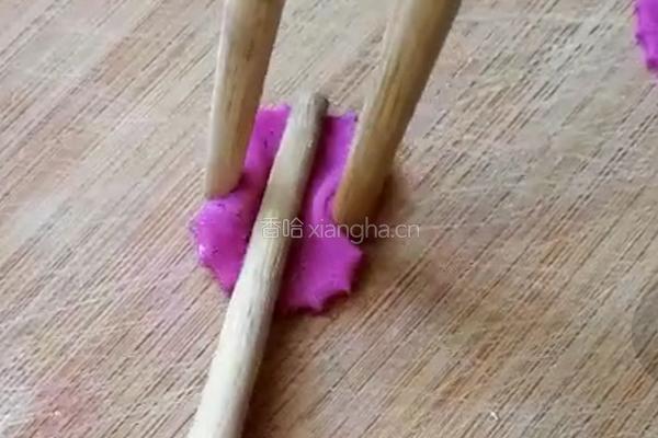 宝宝辅食～纯手工果蔬蝴蝶面的做法图解3