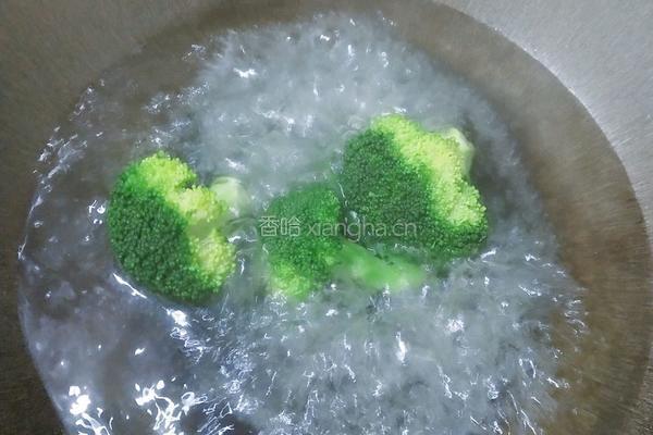 鸡胸西兰花的做法图解3