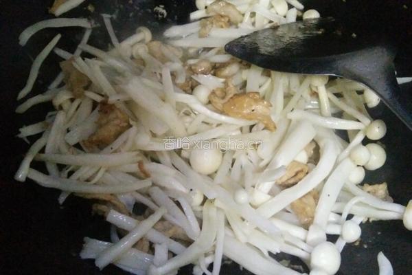 海鲜菇炒肉的做法图解3