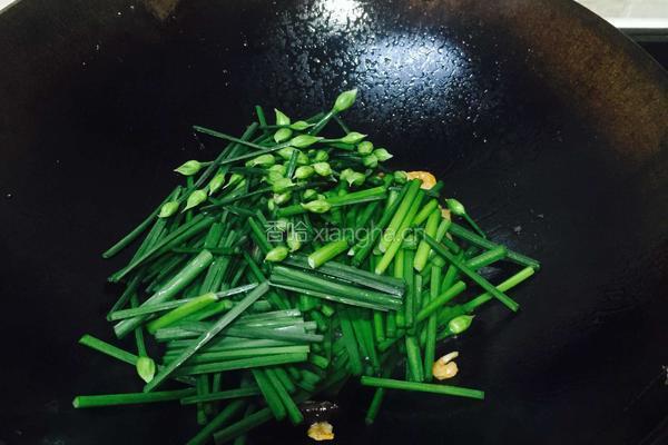 香菇虾米炒韭菜花的做法图解6