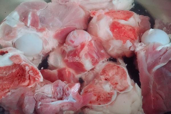 东北大骨头炖酸菜的做法图解1