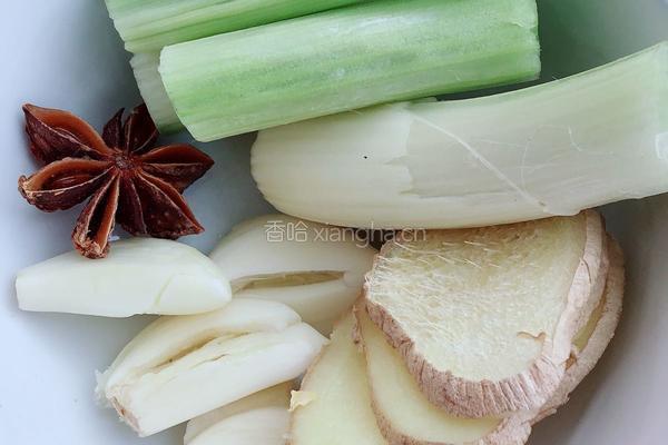东北大骨头炖酸菜的做法图解2