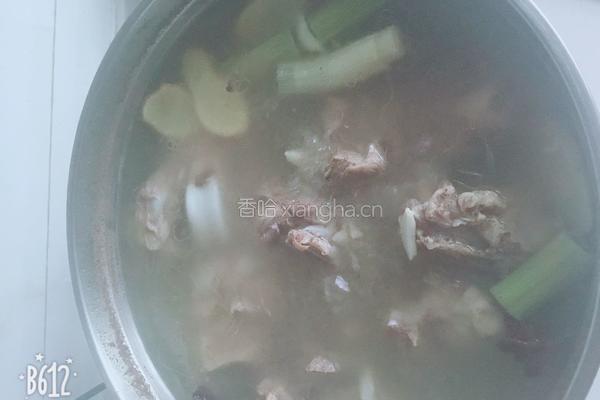 东北大骨头炖酸菜的做法图解4