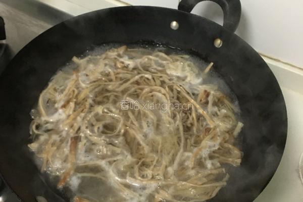 猪肉笋干馅饺子的做法图解1