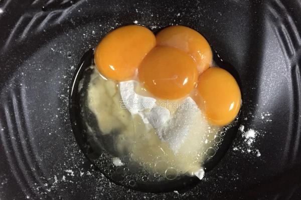 电饭煲蒸蛋糕的做法图解1