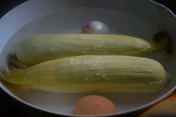 水煮玉米的做法图解1
