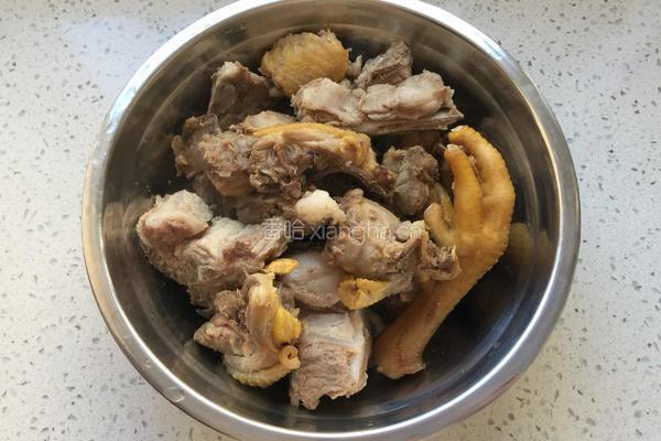 脊骨炖鸡的做法图解1