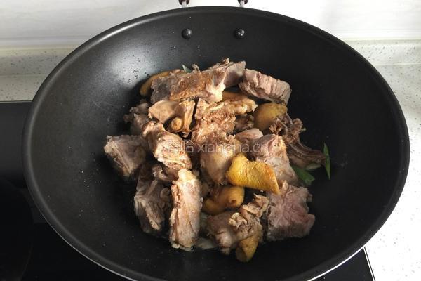 脊骨炖鸡的做法图解6
