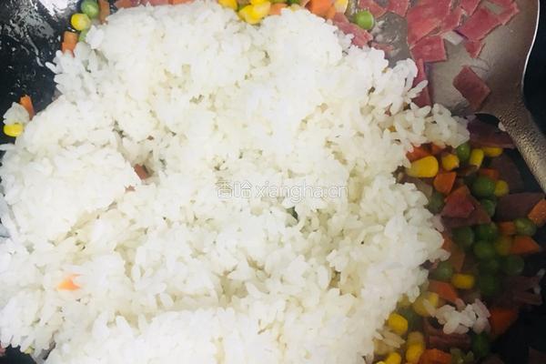香肠彩蔬炒饭的做法图解13