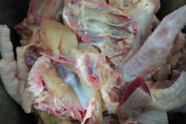 土豆焖鸡的做法图解1