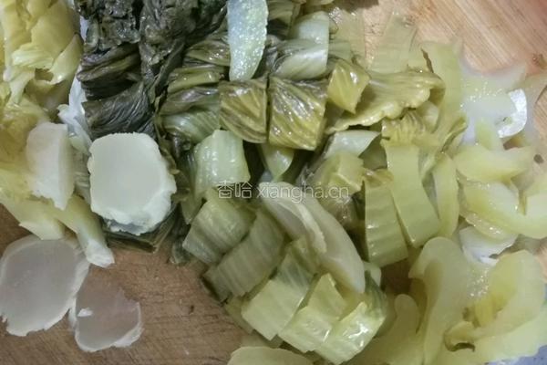 酸菜炒腩肉的做法图解3