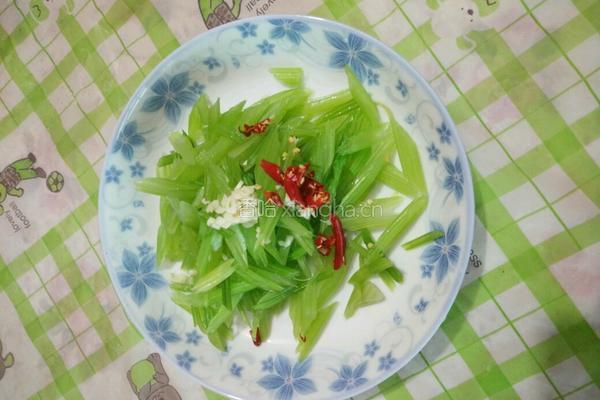 爽口芹菜的做法图解4