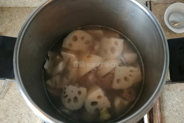莲藕排骨汤的做法图解4