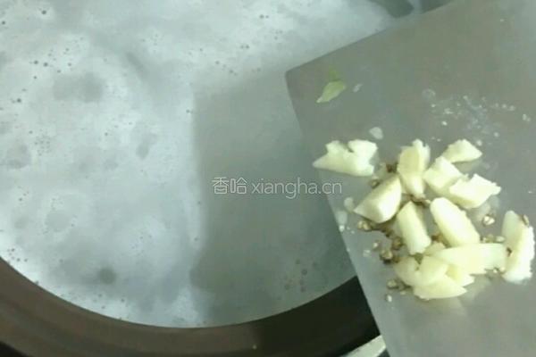 潮汕砂锅粥（皮蛋咸蛋瘦肉粥)的做法图解1