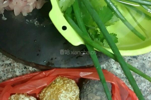 潮汕砂锅粥（皮蛋咸蛋瘦肉粥)的做法图解2