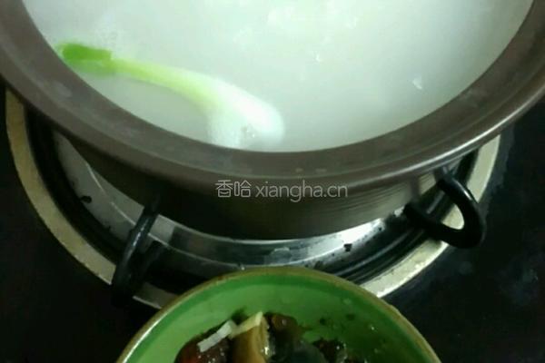 潮汕砂锅粥（皮蛋咸蛋瘦肉粥)的做法图解6