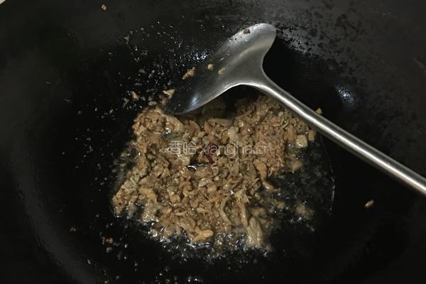 青菜肉末炒年糕的做法图解2