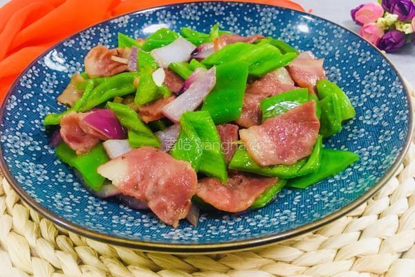 青椒洋葱炒培根的做法图解1