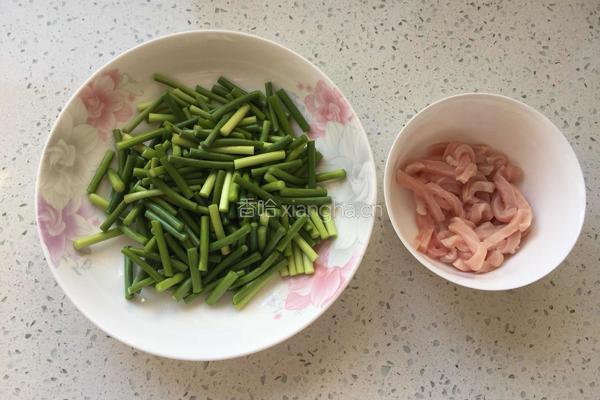 蒜苔炒肉的做法图解1