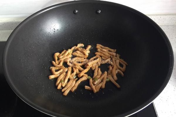 蒜苔炒肉的做法图解4