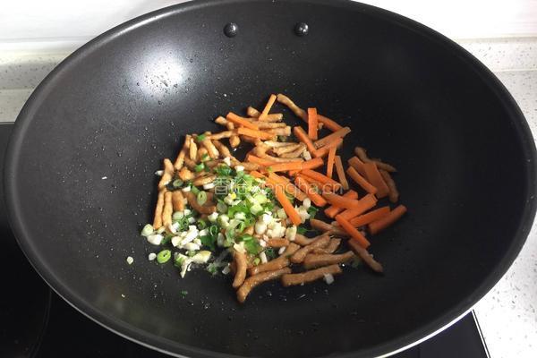 蒜苔炒肉的做法图解5