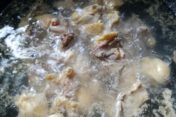 土豆焖鸡肉的做法图解1
