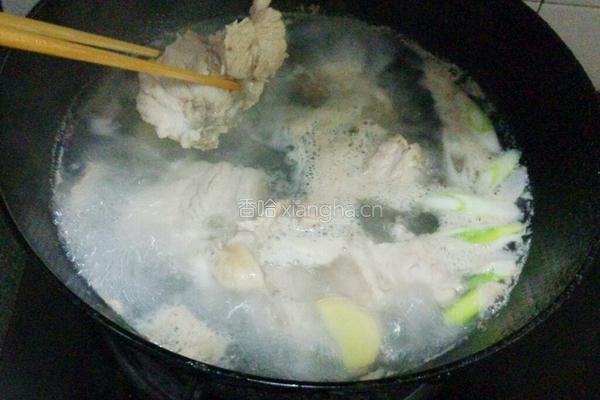 莲藕排骨汤的做法图解2