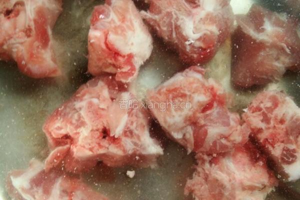 土豆粉丝炖排骨的做法图解1