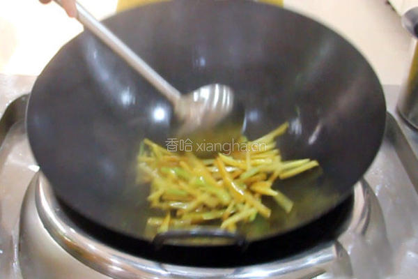 芹香土豆条的做法图解3