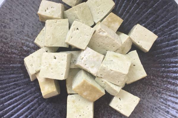 豆腐炒虾仁的做法图解1