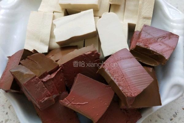 鸭血炖豆腐的做法图解1