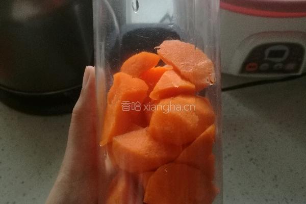 胡萝卜汁的做法图解1