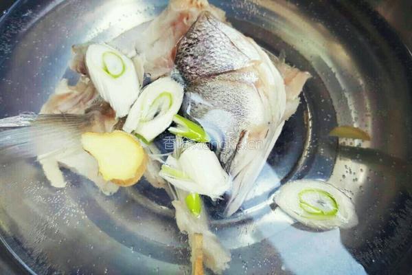 鲈鱼红枣汤的做法图解2