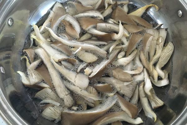土豆片炒蘑菇的做法图解2