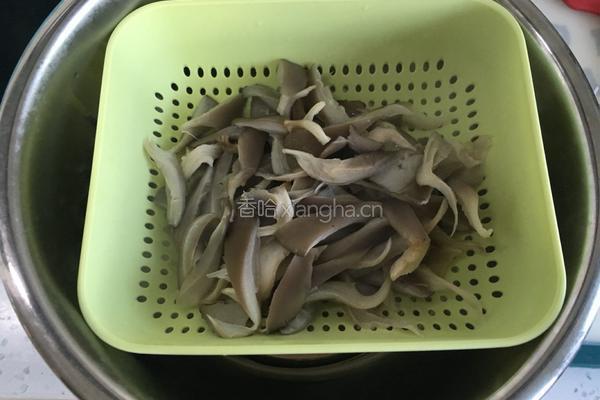 土豆片炒蘑菇的做法图解3