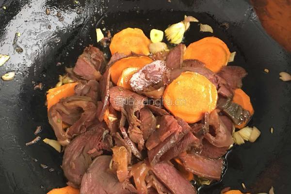 牛肉炒胡萝卜的做法图解5