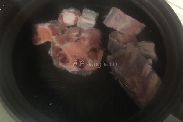老火黄精枸杞牛尾汤的做法图解2