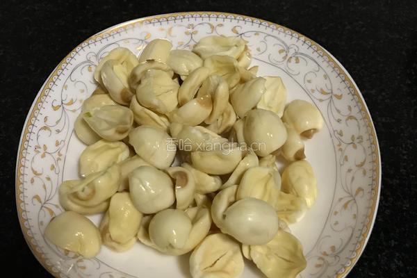 红枣莲子银耳汤的做法图解2