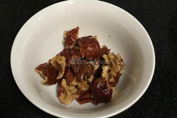 红枣莲子银耳汤的做法图解3