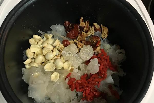 红枣莲子银耳汤的做法图解10