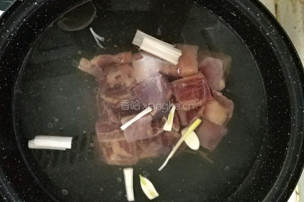 砂锅西红柿土豆炖牛腩（毛豆）的做法图解1